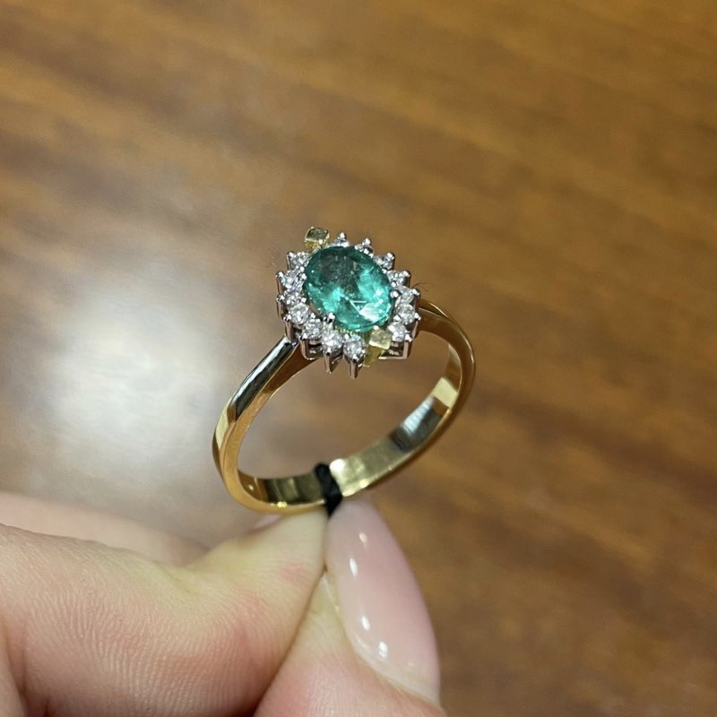 anello in oro giallo con smeraldo e diamanti naturali