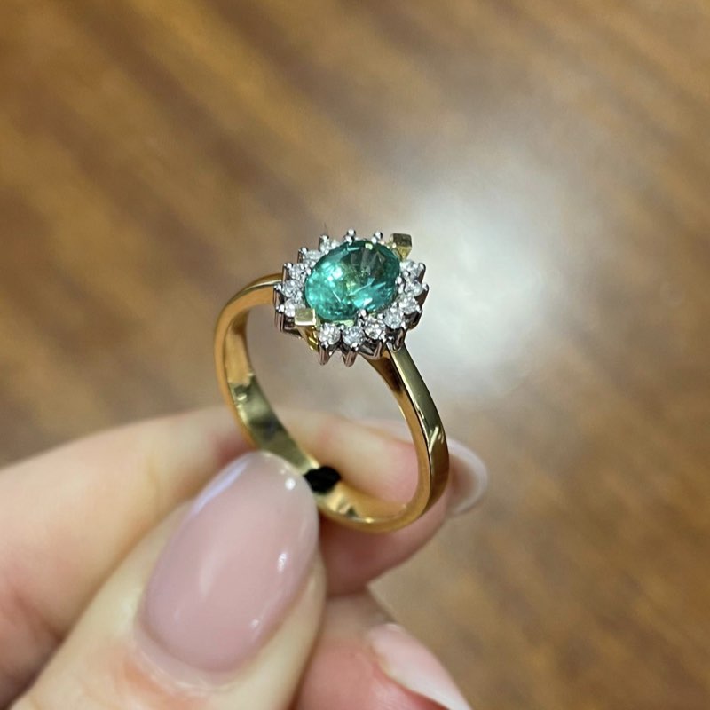 anello in oro giallo con smeraldo e diamanti