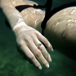 anello di fidanzamento al mare