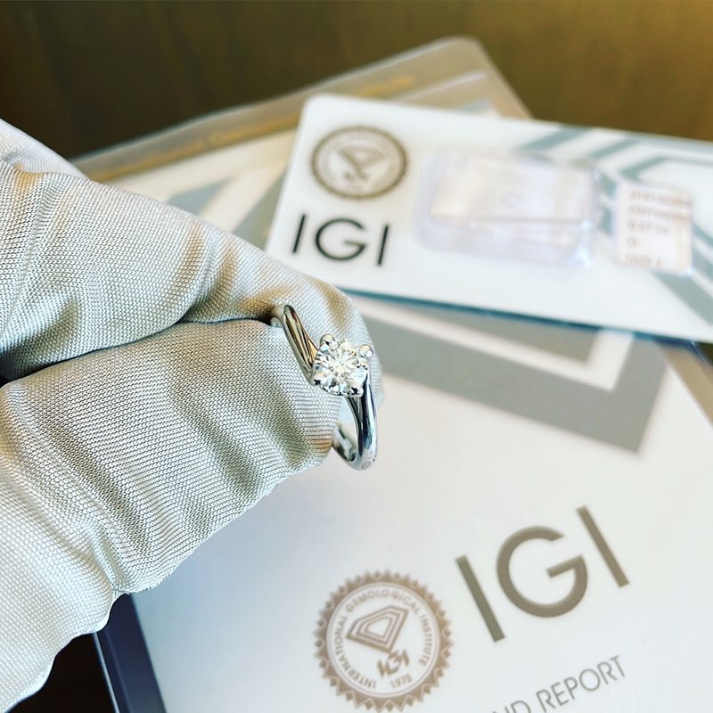 anello artigianale solitario con diamante certificato igi