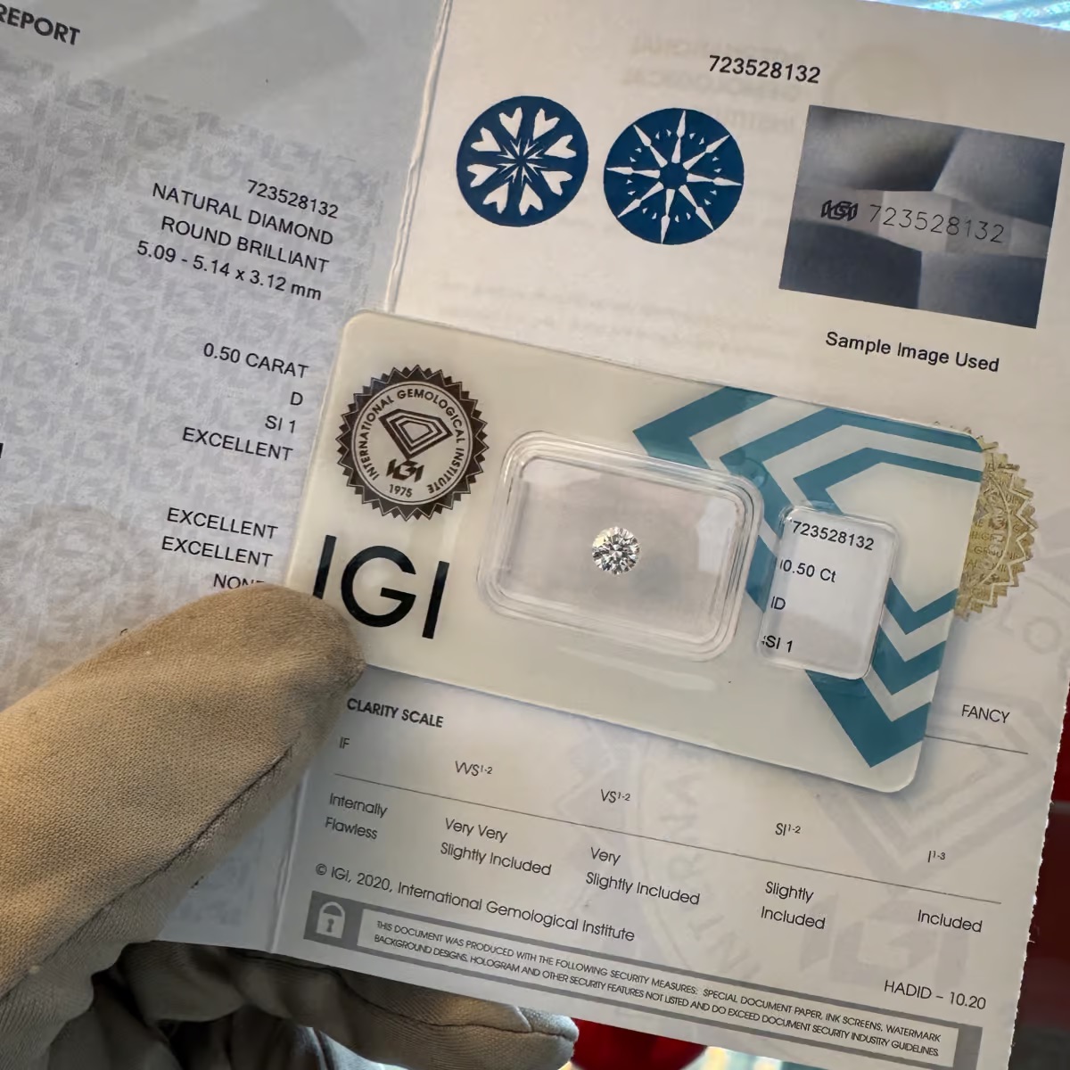 Diamante naturale Tripla Excellent certificato IGI con taglio Excellent, lucidatura Excellent e simmetria Excellent nel blister originale.