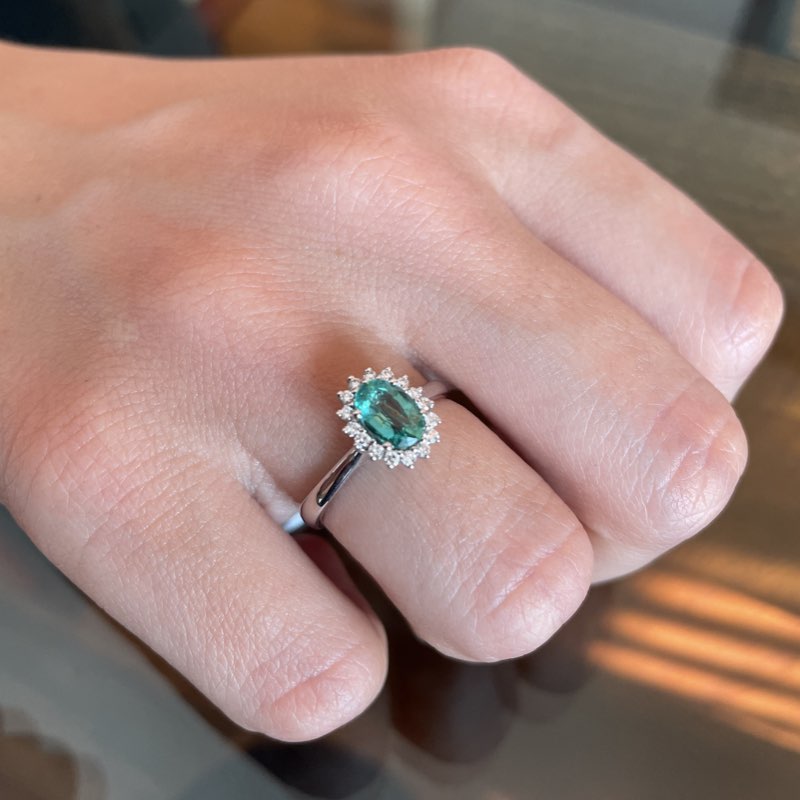 anello con smeraldo e diamanti torinogioielli
