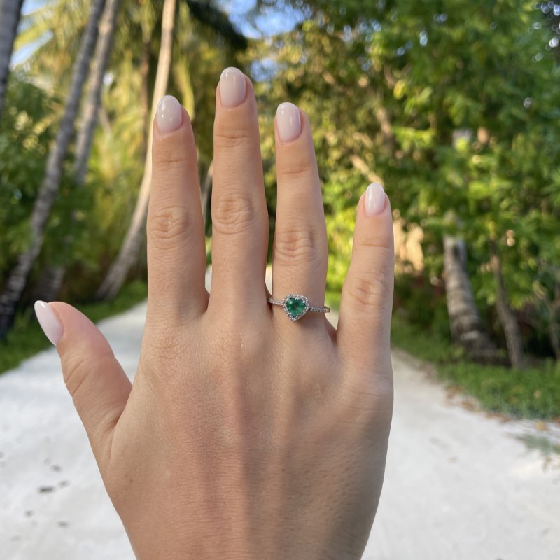 anelli con smeraldo a cuore e diamanti