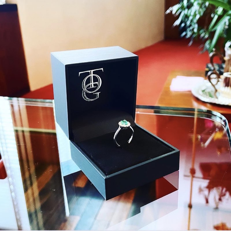 progettazione di un anello con smeraldi a Torino 