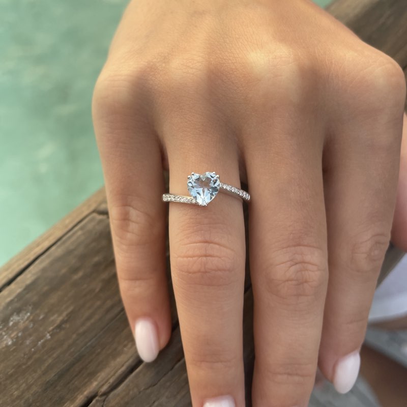 anello acquamarina cuore con diamanti di Torinogioielli