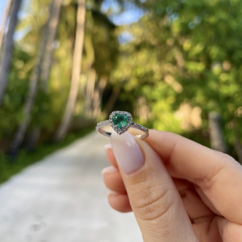 anello cuore smeraldo e diamanti