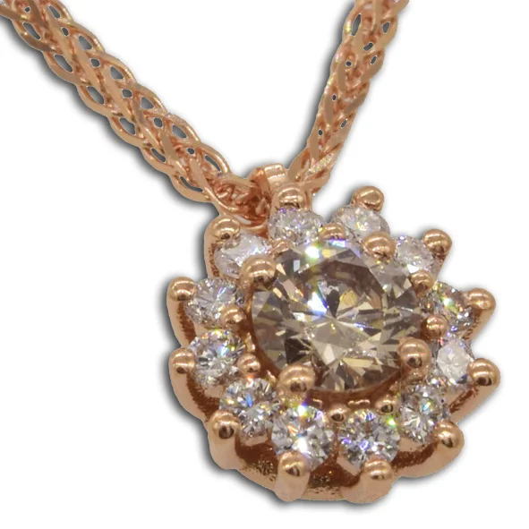 Pendente in oro rosa 18 carati con diamante centrale contornato da diamanti più piccoli in montatura a rosetta, alta gioielleria artigianale TorinoGioielli Fammi sapere se ti serve anche una descrizione per scheda prodotto o per un contenuto pubblicitario.