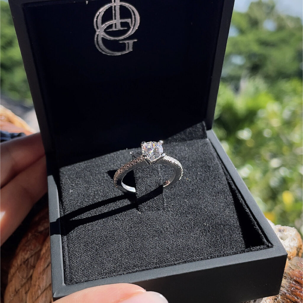Anello solitario Torino Gioielli con montatura minimale in oro bianco 18 carati, diamante centrale e diamanti naturali sul gambo, presentato in astuccio nero firmato Torino Gioielli. Anello solitario Torino Gioielli con montatura minimale in oro bianco 18 carati, diamante centrale e diamanti naturali sul gambo, presentato in astuccio nero firmato Torino Gioielli.