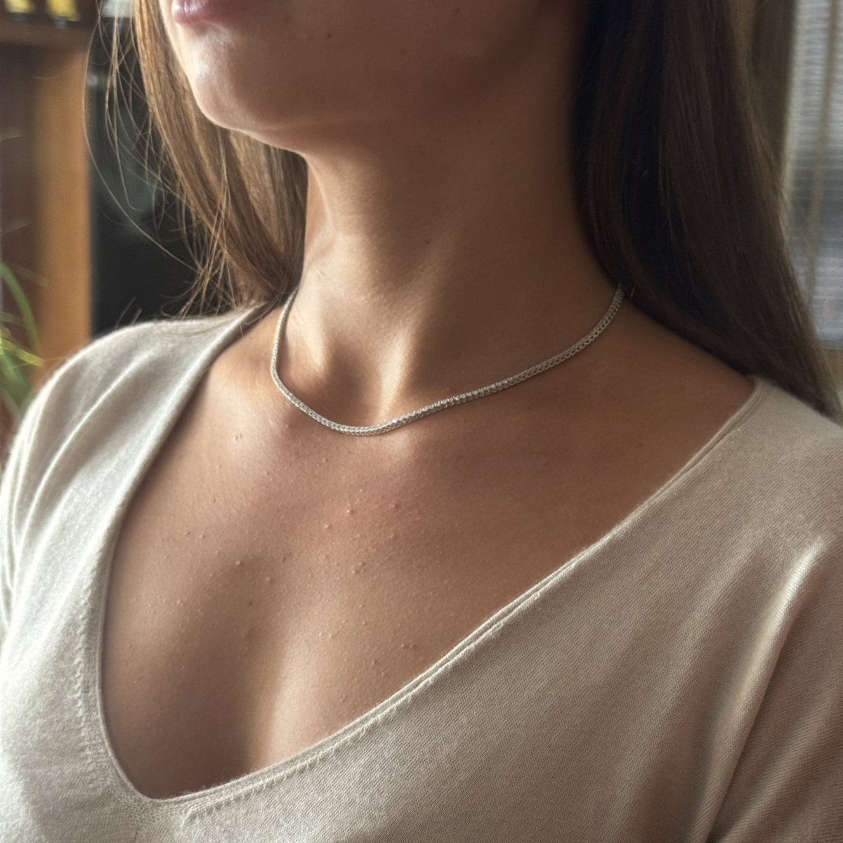 Collana tennis donna Torino Gioielli in oro bianco 18 carati con diamanti etici certificati, indossata vista a tre quarti Collana tennis donna Torino Gioielli in oro bianco 18 carati con diamanti etici certificati, indossata vista a tre quarti