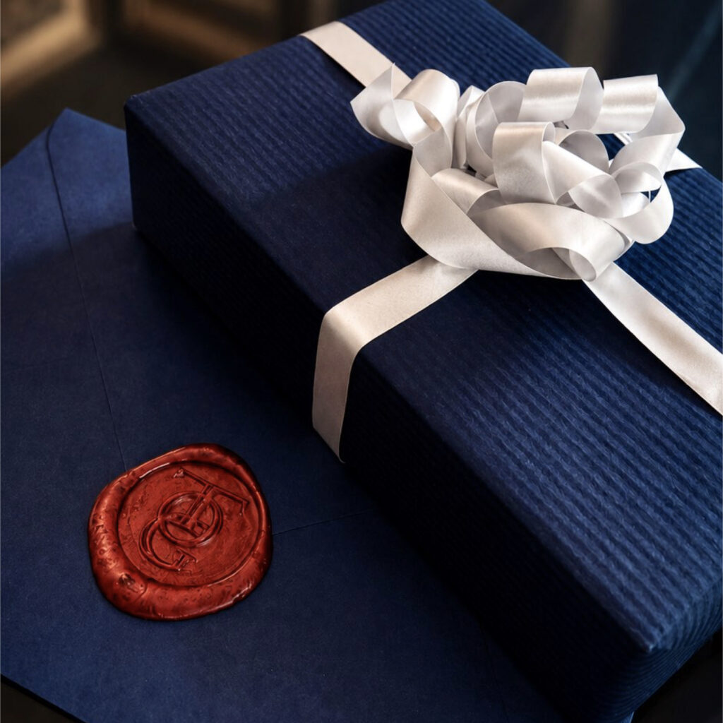 Confezione regalo Torinogioielli blu con fiocco bianco e sigillo rosso in ceralacca. Confezione regalo Torinogioielli blu con fiocco bianco e sigillo rosso in ceralacca.