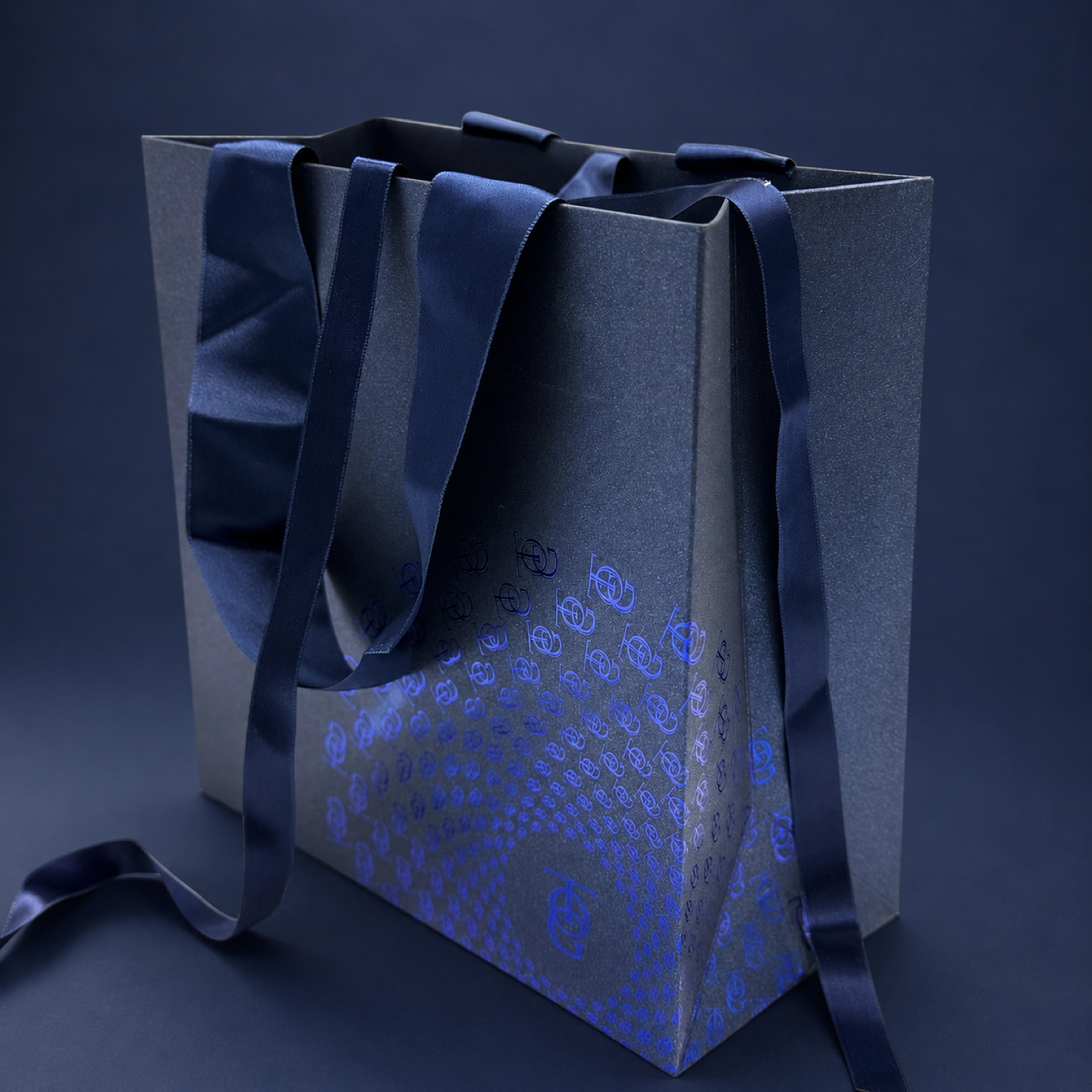 Shopper Torinogioielli blu con manici in raso e grafica coordinata della confezione regalo. Shopper Torinogioielli blu con manici in raso e grafica coordinata della confezione regalo.