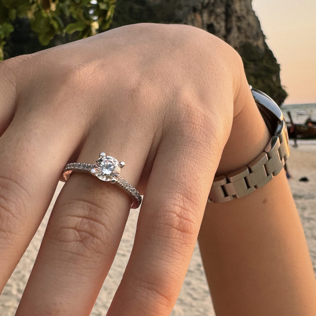 anello solitario minimale con diamanti sul gambo con diamante da 1.00 ct D VS2 indossato anello solitario minimale con diamanti sul gambo con diamante da 1.00 ct D VS2 indossato