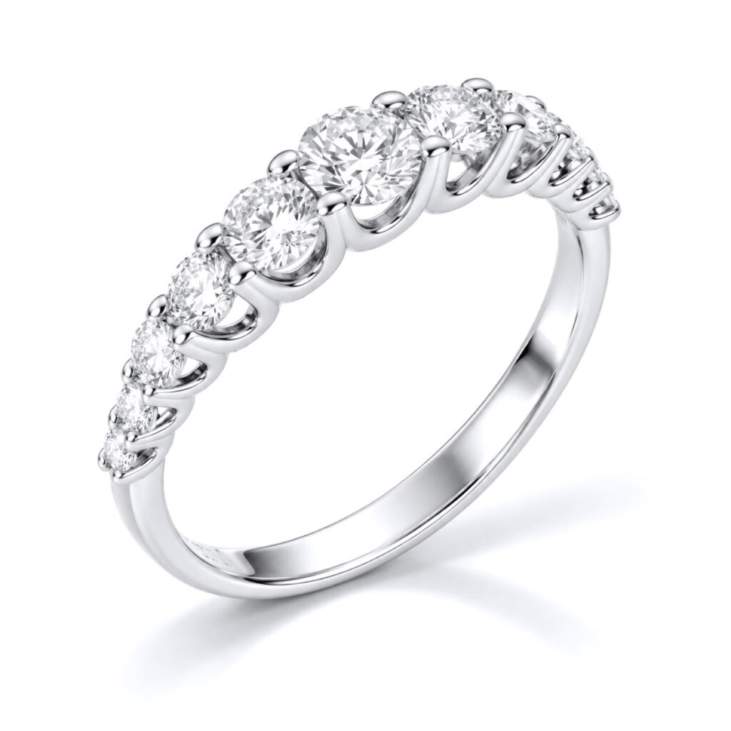 Mezza veretta di diamanti naturali a scalare realizzata in oro bianco. Mezza veretta di diamanti naturali a scalare realizzata in oro bianco.