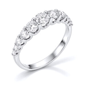 Mezza veretta di diamanti naturali a scalare realizzata in oro bianco.