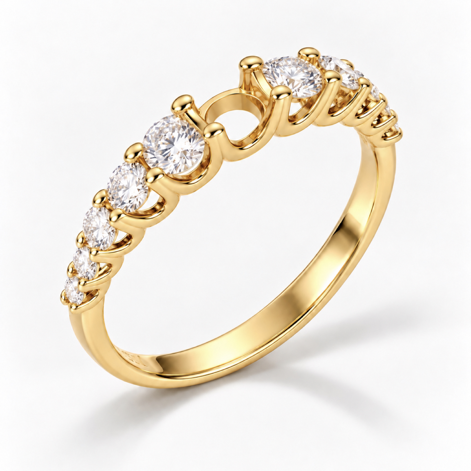 Montatura della mezza veretta in oro giallo 18 carati con diamanti laterali a scalare e castone centrale vuoto per scegliere il diamante.